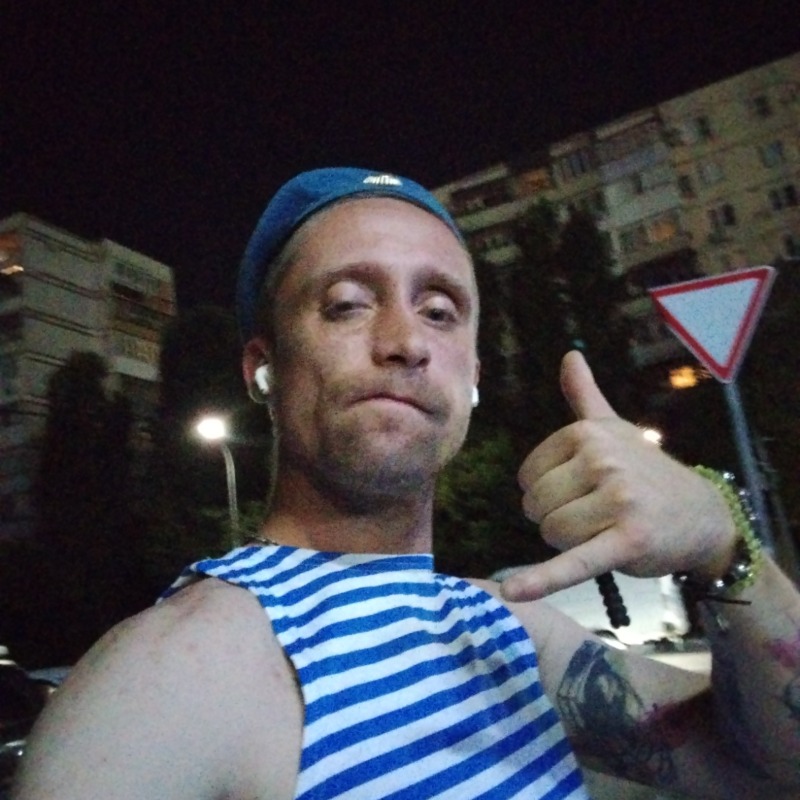 Виктор, 32